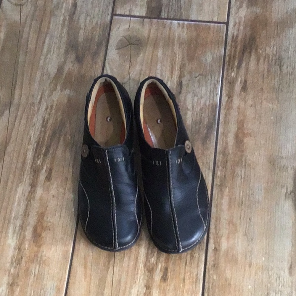 Black Leather Slip-On Loafers with Minimalist Design